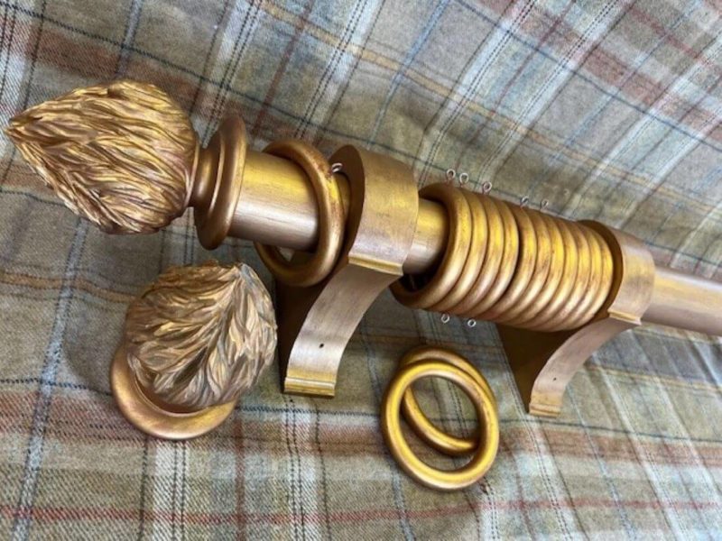Gilt over Red pole with finials, brackets and rings.