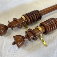 50mm dia. Mahogany pole with uncarved Goblet finials, rings and brackets - Image 2