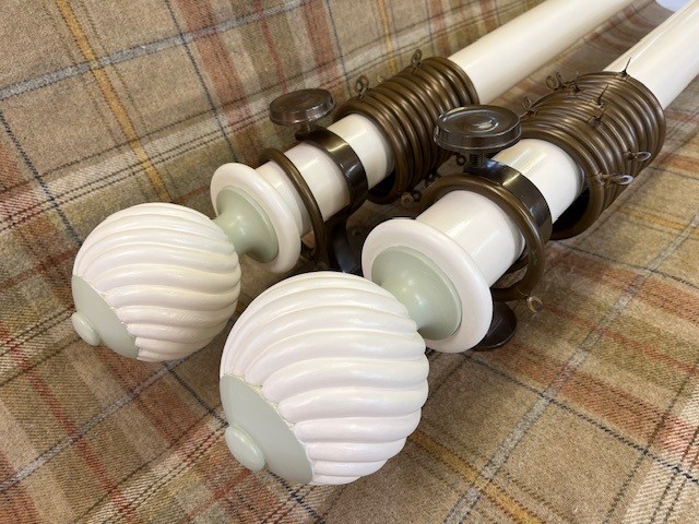 Pole with Swirling Ball finials, brackets and rings - Image 3