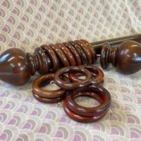 Point finials with plain pole and rings