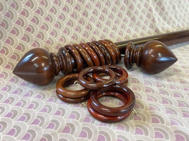 Point finials with plain pole and rings