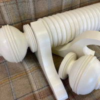 Painted pole with rings, brackets and 3-Rib finials