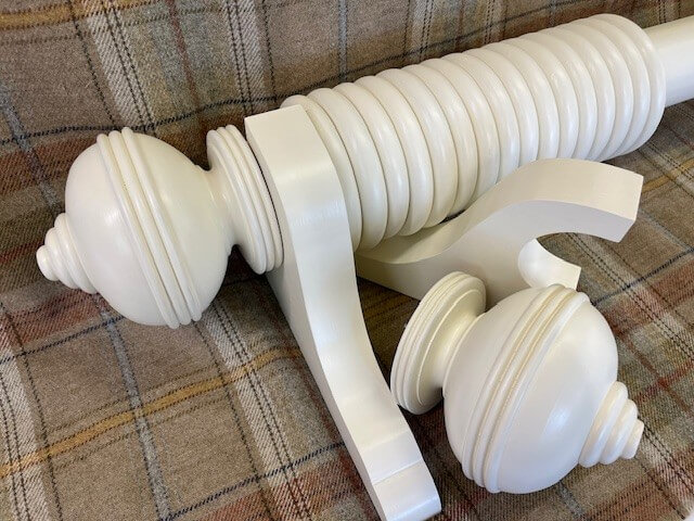 Painted pole with rings, brackets and 3-Rib finials