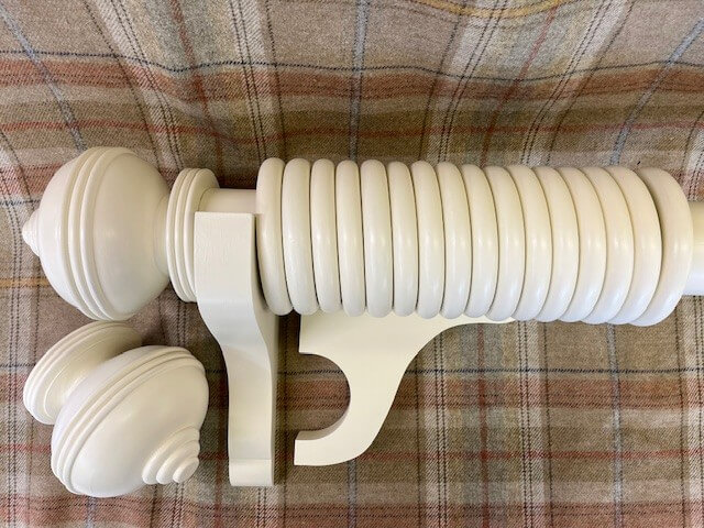 Painted pole with rings, brackets and 3-Rib finials - Image 3