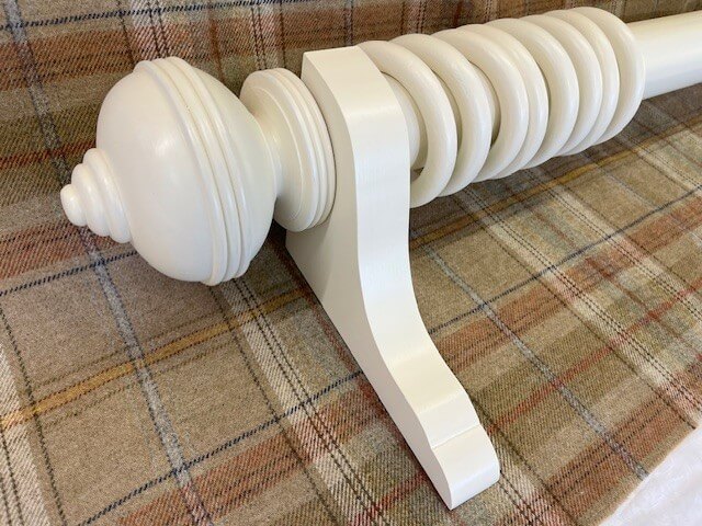 Painted pole with rings, brackets and 3-Rib finials - Image 2