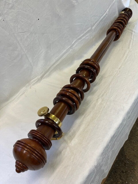 Antique Mahogany pole set with Ball with Rib finials, rings and brass brackets - Image 2