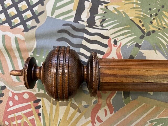 Octagonal pitch pine pole with finials and rings - Image 4