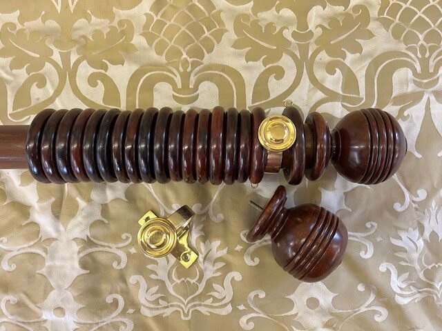 Mahogany pole, Three Rib finials and rings and brass brackets - Image 2