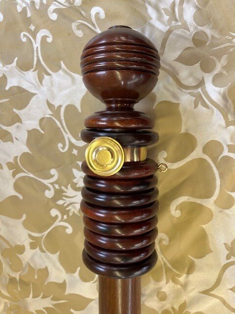 Mahogany pole, Three Rib finials and rings and brass brackets - Image 3