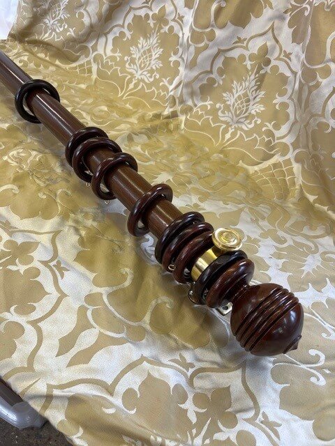 Mahogany pole, Three Rib finials and rings and brass brackets - Image 4