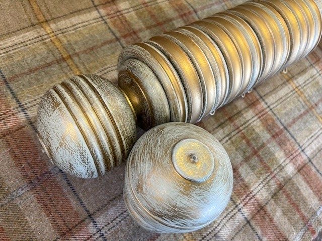 Plain pole set with Simple Ball & Rib finials with profile rings rings - Image 4