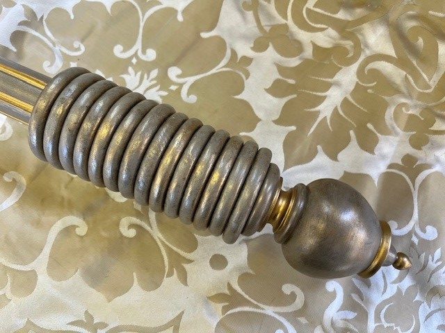 Fluted pole with Uncarved Jewel finials and rings - Image 5