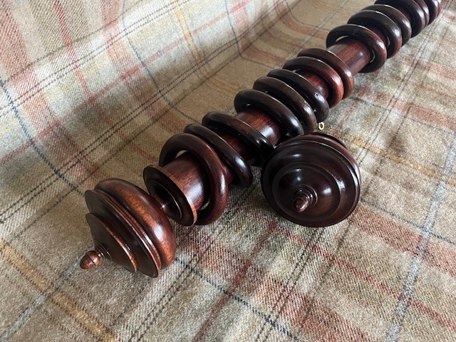 Medium Mahogany pole with Uncarved Fairfax finials and rings - Image 3
