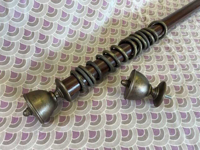 Mahogany pole with Goblet finials and rings - Image 4