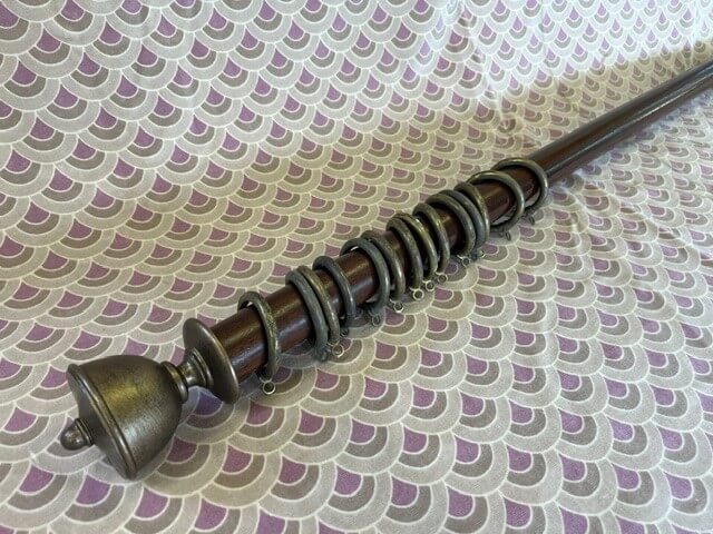 Mahogany pole with Goblet finials and rings - Image 3