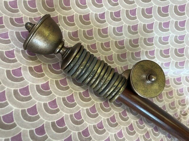 Mahogany pole with Goblet finials and rings - Image 2