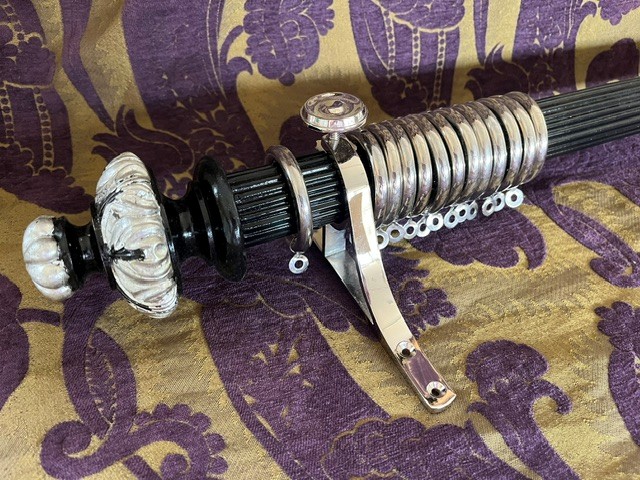Reeded pole, Leaf & Gadroon finials, with nickel brackets and rings - Image 4