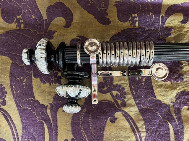 Reeded pole, Leaf & Gadroon finials, with nickel brackets and rings - Image 3