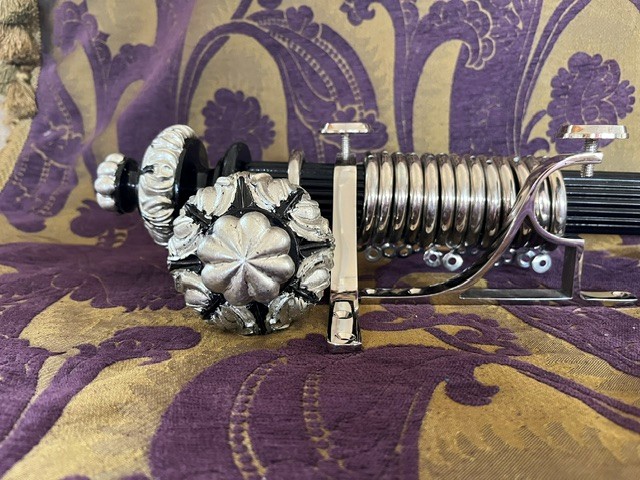Reeded pole, Leaf & Gadroon finials, with nickel brackets and rings