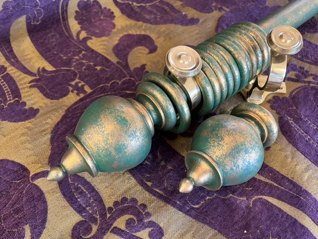 Gilt over paint pole, Jewel Uncarved finials and rings - Image 4