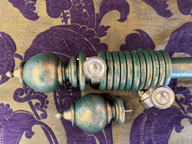 Gilt over paint pole, Jewel Uncarved finials and rings - Image 3