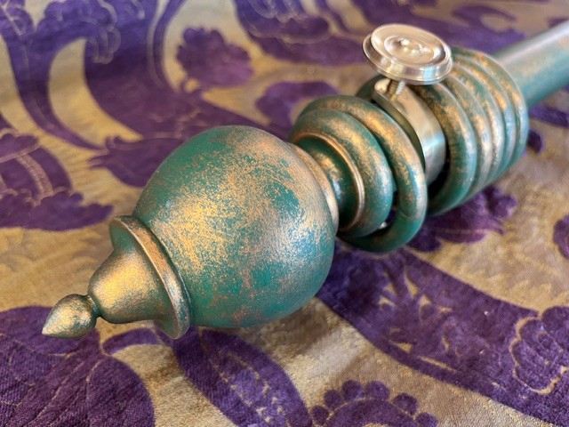 Gilt over paint pole, Jewel Uncarved finials and rings - Image 2