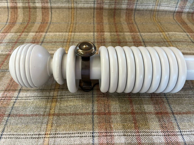 Plain pole with Ribbed Ball finials and rings
