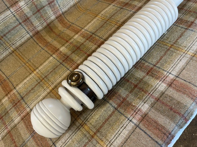 Plain pole with Ribbed Ball finials and rings - Image 2