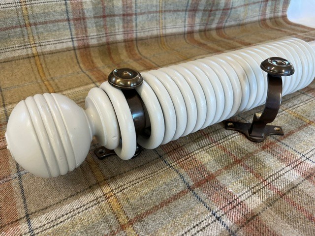 Plain pole with Ribbed Ball finials and rings - Image 3