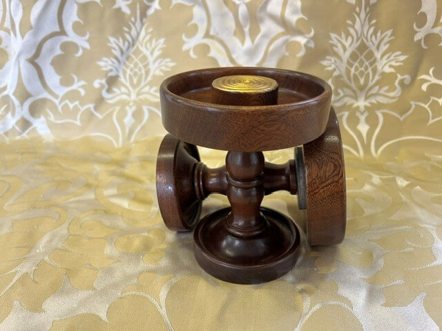 Mahogany and Gilt Regency tiebacks - Image 3