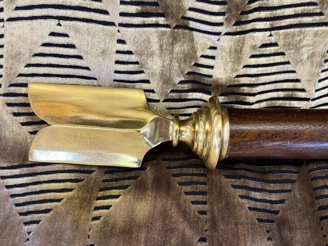 Mahogany pole with Arrow and Flight finials - Image 4